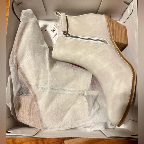 NWT Corkys Boutique Ivory Ankle Boots - Picture 2 of 6